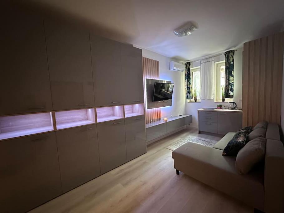 Cozy 1 Bedroom Apartment! Boekarest Buitenkant foto
